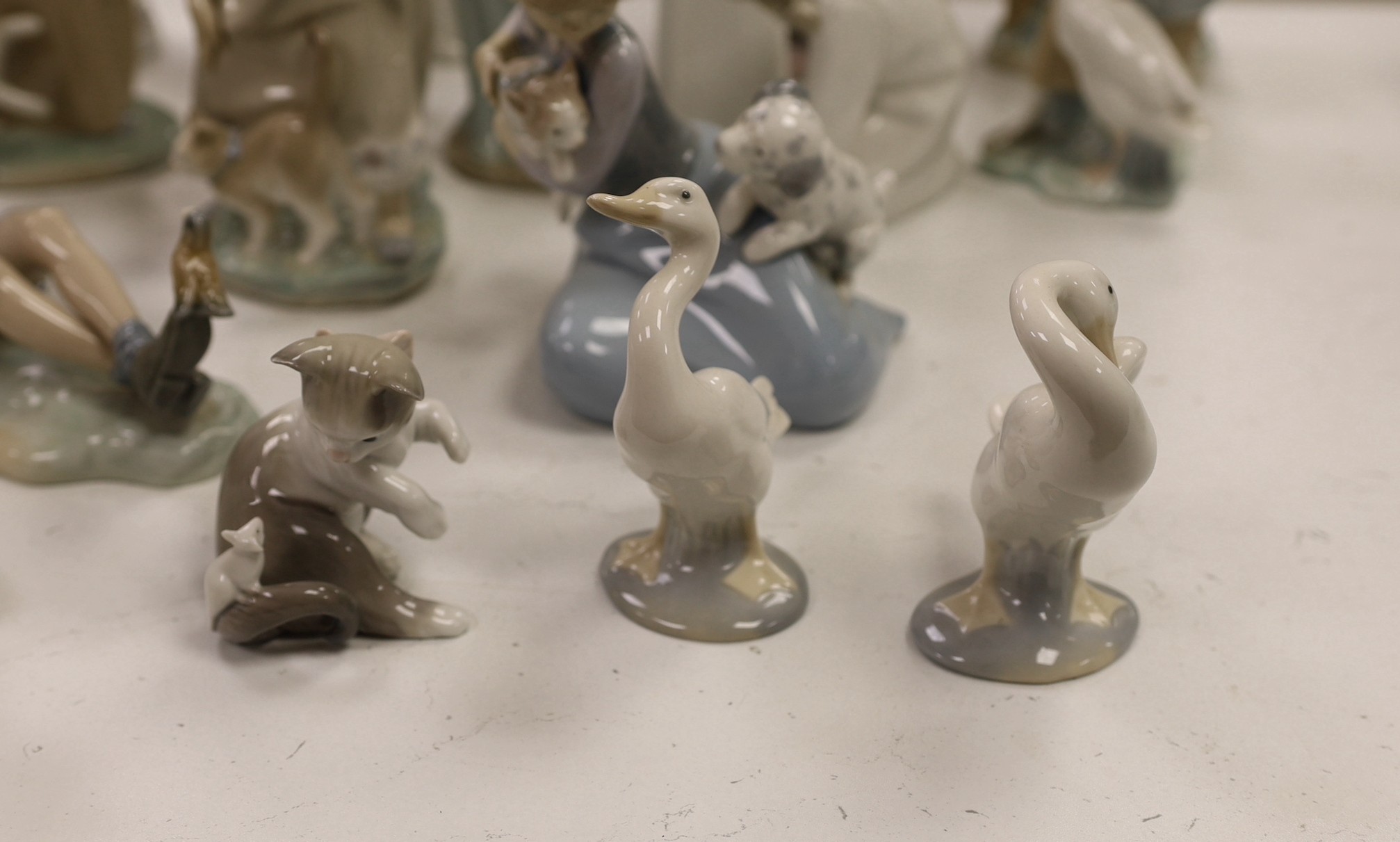 A collection of Lladro figurines (19)